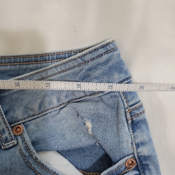 Maurices Light Wash Denim Jean Shorts Size 7/8 - Picture 4 of 6